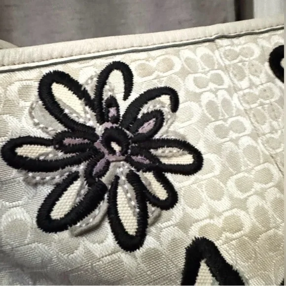 Coach '07 Y2K Suede Flowers & Embroidered Bee White Mini C Jacquard Shoulder Bag - Picture 13 of 14